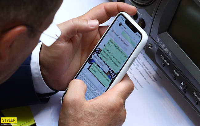 Двіж, популізм і все: нардеп в СМС-ці поскаржився коханій на Раду